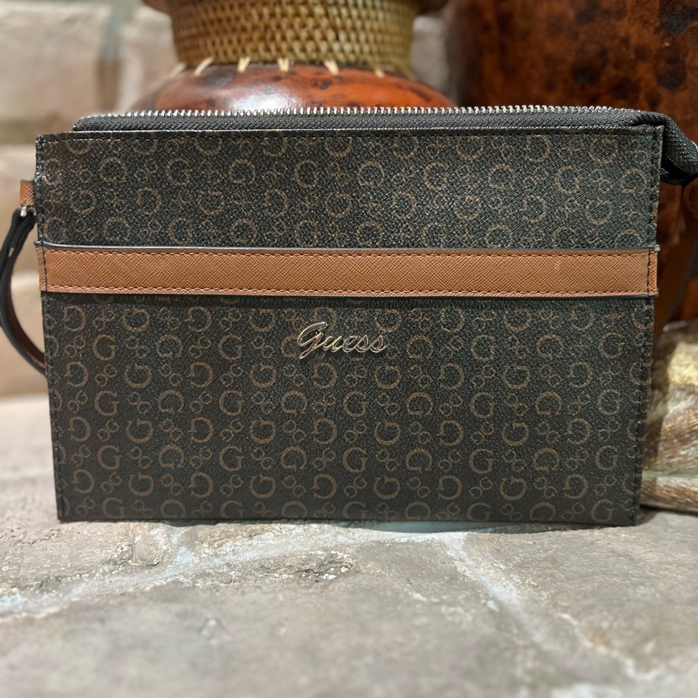 EUC~ like new, Guess Wristlet